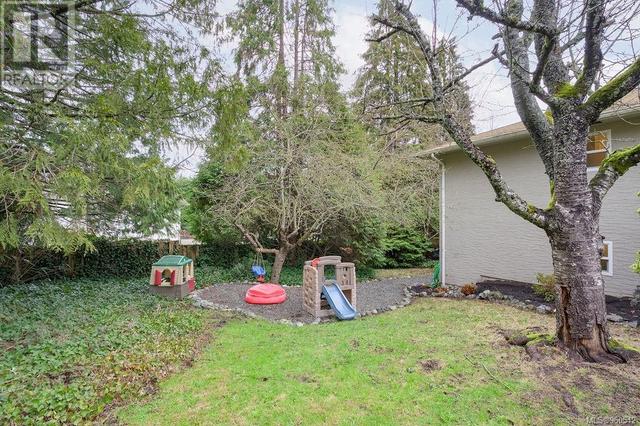 3945 Shorncliffe Rd, House detached with 6 bedrooms, 2 bathrooms and 5 parking in Saanich BC | Image 34