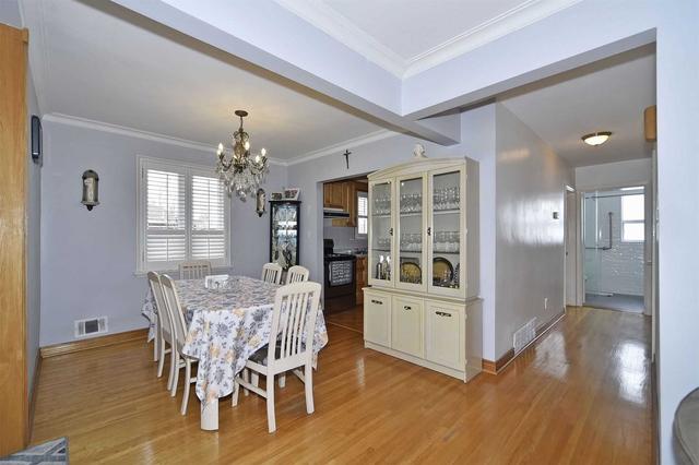 14 Woodridge Crt, House detached with 3 bedrooms, 2 bathrooms and 3 parking in Toronto ON | Image 4