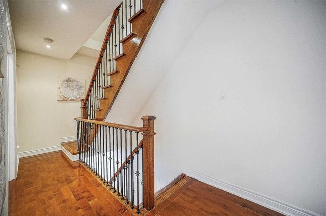 180 Mccaul St, House attached with 3 bedrooms, 2 bathrooms and 1 parking in Toronto ON | Image 8