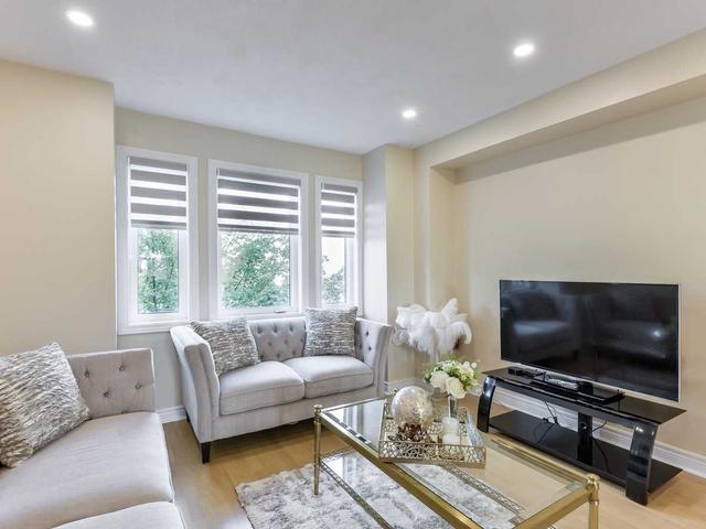 2779 Bur Oak Ave, House attached with 3 bedrooms, 3 bathrooms and 4 parking in Markham ON | Image 3