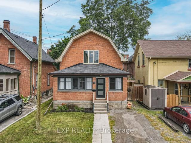 32 Sussex St S, House detached with 3 bedrooms, 1 bathrooms and 1 parking in Kawartha Lakes ON | Image 1