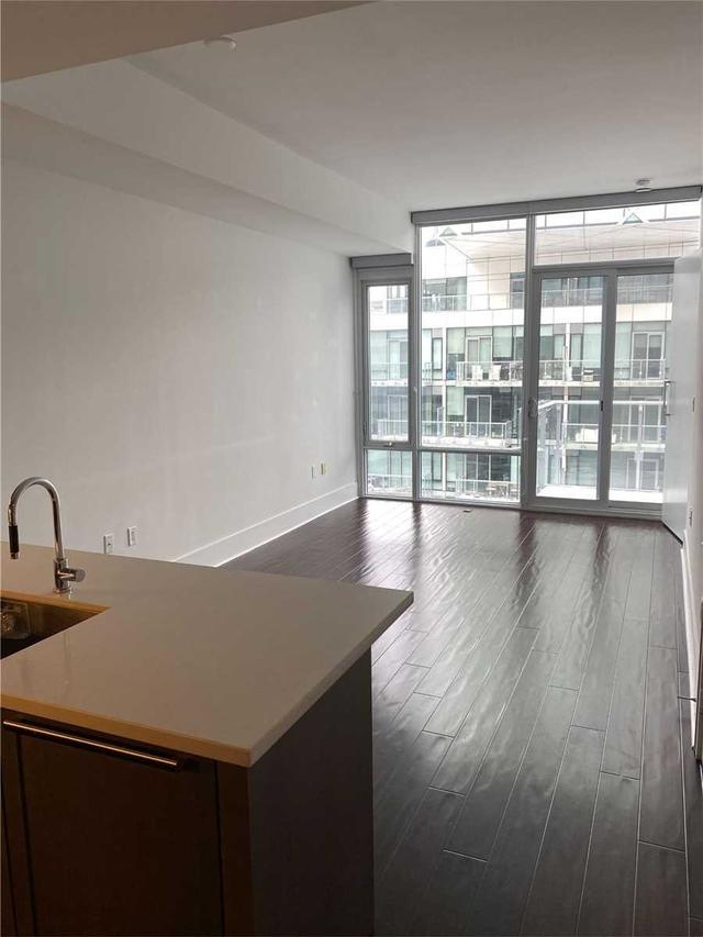 1022 - 29 Queens Quay E, Condo with 1 bedrooms, 2 bathrooms and 1 parking in Toronto ON | Image 2