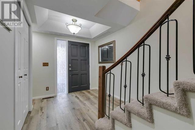 260, - 4037 42 Street Nw, House attached with 2 bedrooms, 2 bathrooms and 3 parking in Calgary AB | Image 3
