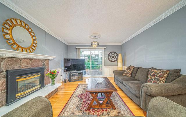 60 Langevin Cres, House detached with 4 bedrooms, 2 bathrooms and 4 parking in Toronto ON | Image 6