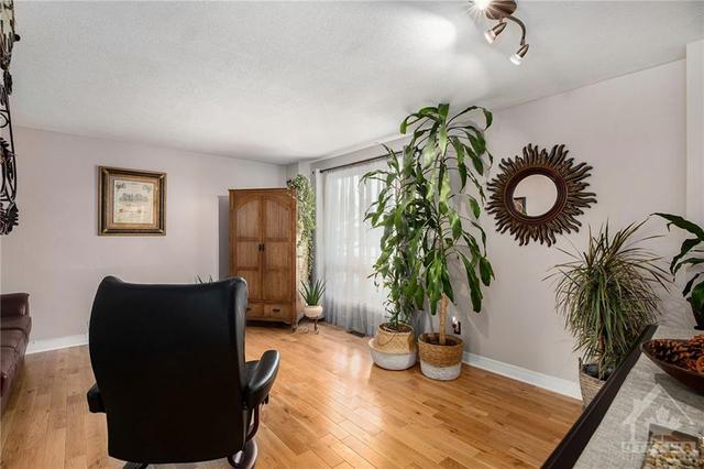 254 Woodfield Drive, Townhouse with 3 bedrooms, 2 bathrooms and 1 parking in Ottawa ON | Image 4