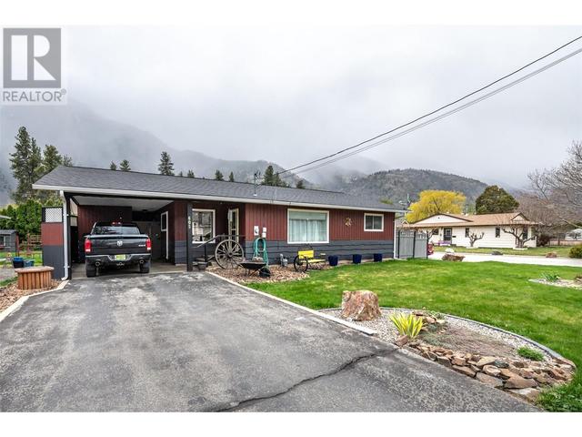 605 11th Avenue, House detached with 2 bedrooms, 1 bathrooms and 2 parking in Keremeos BC | Image 1