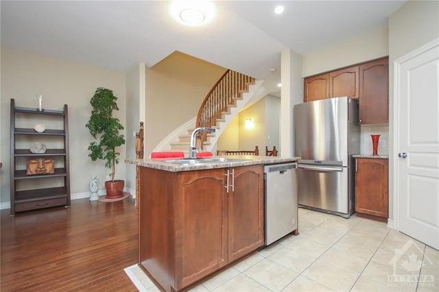 213 Butterfly Walk, Townhouse with 3 bedrooms, 2 bathrooms and 3 parking in Ottawa ON | Image 10