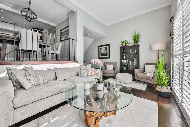 2284 Marine Dr, Townhouse with 3 bedrooms, 3 bathrooms and 2 parking in Oakville ON | Image 2