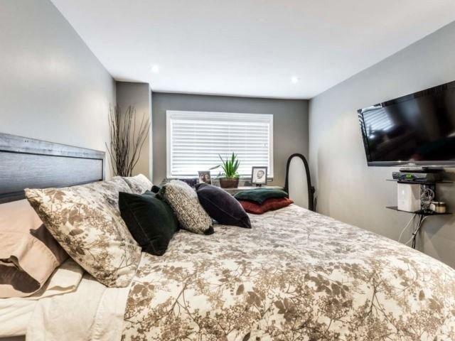30 Mcmullen Cres, Townhouse with 3 bedrooms, 2 bathrooms and 1 parking in Brampton ON | Image 13