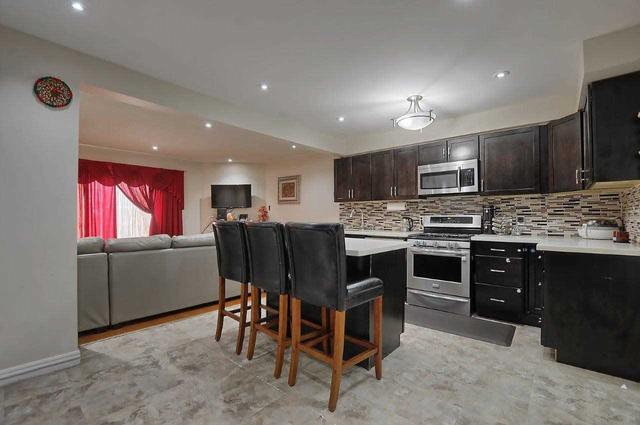 8 Langdale Cres, House attached with 3 bedrooms, 4 bathrooms and 4 parking in Brampton ON | Image 6