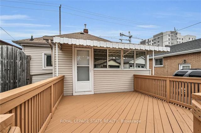 18 Reid Ave S, House detached with 2 bedrooms, 2 bathrooms and 3 parking in Hamilton ON | Image 27