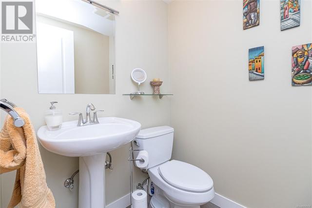 1106 Tolmie Ave, House detached with 3 bedrooms, 3 bathrooms and 2 parking in Saanich BC | Image 30
