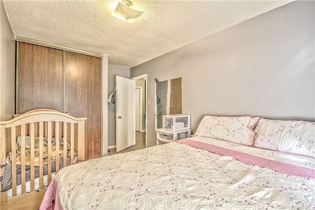 88 Dawson Cres, Townhouse with 3 bedrooms, 2 bathrooms and 2 parking in Brampton ON | Image 8