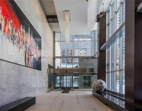 1407 - 386 Yonge St, Condo with 3 bedrooms, 2 bathrooms and 1 parking in Toronto ON | Image 3