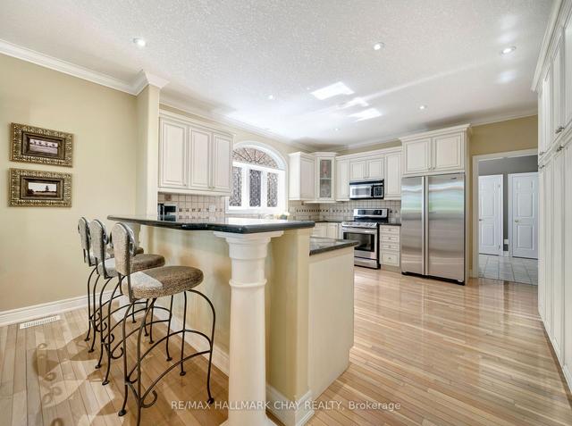 11 Hogan Crt, House detached with 2 bedrooms, 3 bathrooms and 6 parking in Barrie ON | Image 10
