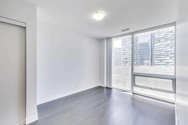 1810 - 100 Harbour St, Condo with 3 bedrooms, 2 bathrooms and 1 parking in Toronto ON | Image 9