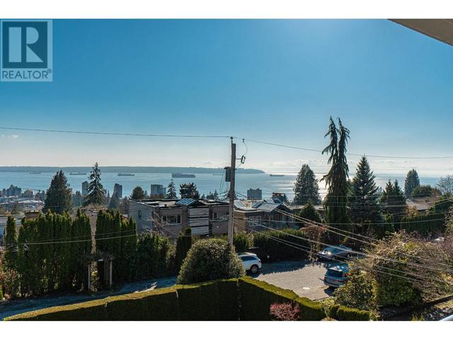 2141 Ottawa Avenue, House detached with 5 bedrooms, 4 bathrooms and 4 parking in West Vancouver BC | Image 2