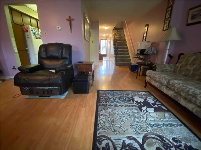 85 Dawson Cres, Townhouse with 3 bedrooms, 2 bathrooms and 3 parking in Brampton ON | Image 6