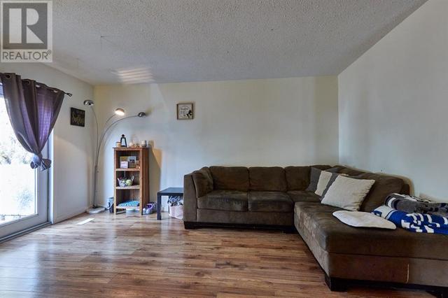 1683 4 Avenue Ne, Home with 3 bedrooms, 2 bathrooms and 1 parking in Medicine Hat AB | Image 5