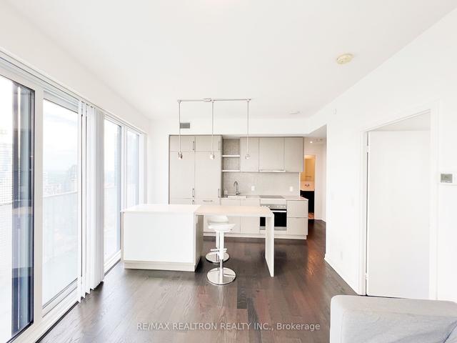 6302 - 100 Harbour St, Condo with 2 bedrooms, 2 bathrooms and 1 parking in Toronto ON | Image 4