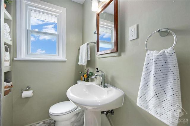 1258 Shillington Avenue, Townhouse with 3 bedrooms, 1 bathrooms and 2 parking in Ottawa ON | Image 15