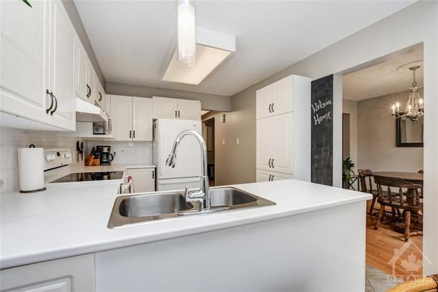 1816 Hialeah Drive, Townhouse with 3 bedrooms, 2 bathrooms and 3 parking in Ottawa ON | Image 12
