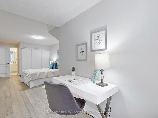 1501 - 28 Sommerset Way, Townhouse with 2 bedrooms, 2 bathrooms and 1 parking in Toronto ON | Image 9