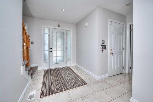 124 Patton Dr, House detached with 3 bedrooms, 2 bathrooms and 2 parking in Cambridge ON | Image 3