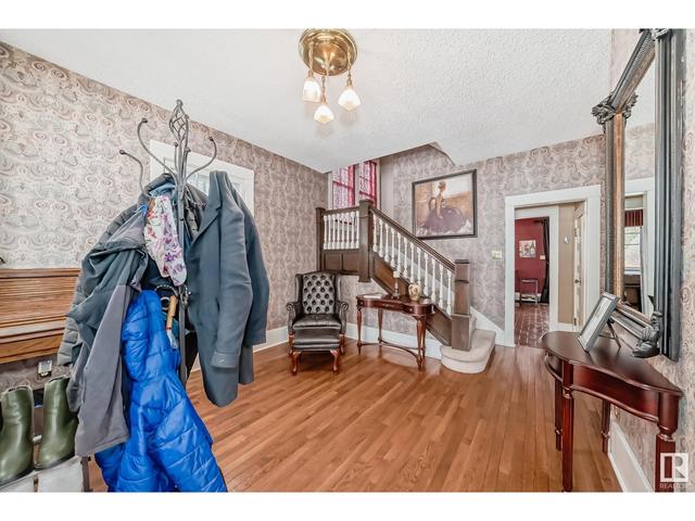 5610 111 Av Nw, House detached with 4 bedrooms, 3 bathrooms and 6 parking in Edmonton AB | Image 3