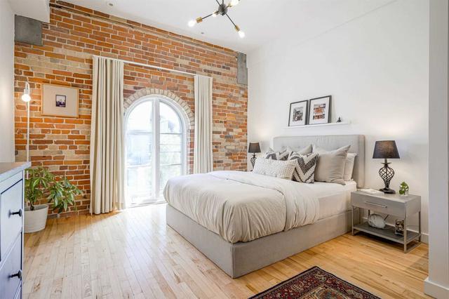31 Old Brewery Lane, Townhouse with 3 bedrooms, 2 bathrooms and 1 parking in Toronto ON | Image 3