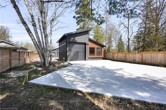 10031 Nipigon St, House detached with 2 bedrooms, 2 bathrooms and 3 parking in Lambton Shores ON | Image 24