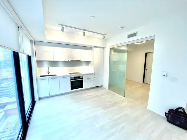 2006 - 188 Cumberland St, Condo with 1 bedrooms, 1 bathrooms and 0 parking in Toronto ON | Image 1