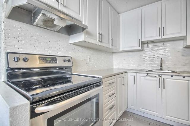 1707 - 530 Lolita Gdns, Condo with 3 bedrooms, 1 bathrooms and 1 parking in Mississauga ON | Image 6