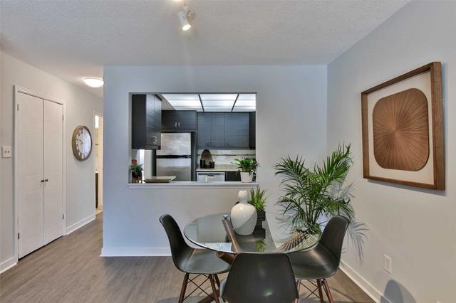 2131 Dufferin St, House detached with 7 bedrooms, 5 bathrooms and 2 parking in Toronto ON | Image 3