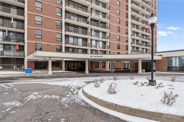 405 - 665 Bathgate Drive, Condo with 3 bedrooms, 2 bathrooms and 1 parking in Ottawa ON | Image 2