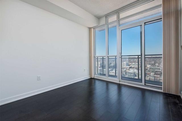 4016 - 15 Iceboat Terr, Condo with 1 bedrooms, 1 bathrooms and 1 parking in Toronto ON | Image 7