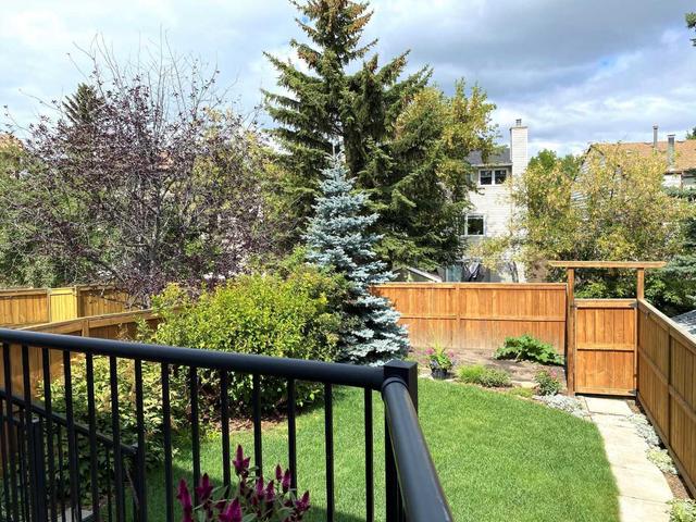 81 Strathcona Crescent Sw, Home with 3 bedrooms, 1 bathrooms and null parking in Calgary AB | Image 2