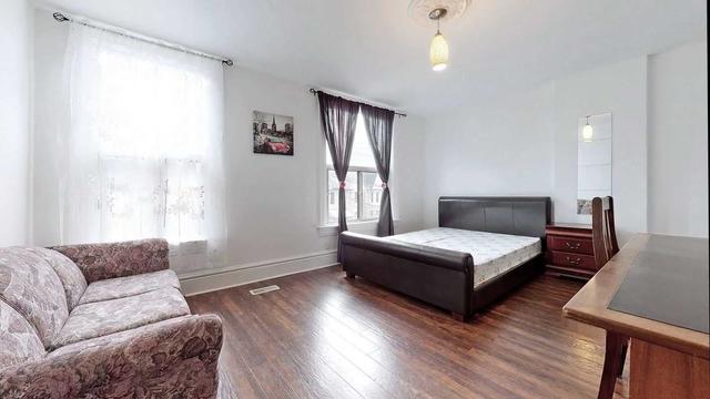 552 Lansdowne Ave, House detached with 7 bedrooms, 4 bathrooms and 2 parking in Toronto ON | Image 2