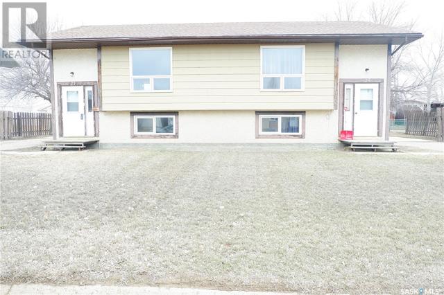 25 - /27 Patricia Drive, House detached with 6 bedrooms, 4 bathrooms and null parking in Coronach SK | Image 1