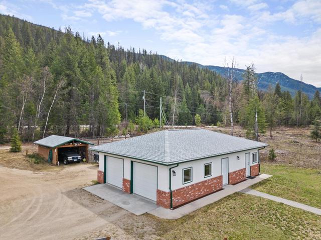 2550 Pass Creek Road, House detached with 3 bedrooms, 2 bathrooms and null parking in Central Kootenay I BC | Image 2