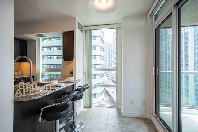 2010 - 19 Grand Trunk Cres, Condo with 2 bedrooms, 2 bathrooms and 1 parking in Toronto ON | Image 8