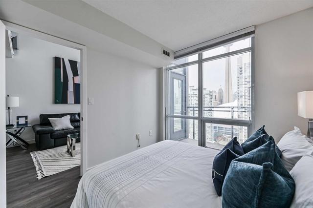 3208 - 15 Fort York Blvd, Condo with 2 bedrooms, 2 bathrooms and 1 parking in Toronto ON | Image 2