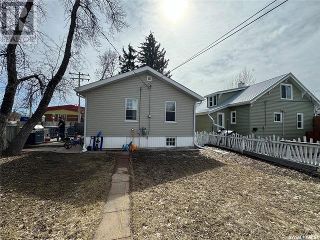 219 7th Avenue E, House detached with 3 bedrooms, 2 bathrooms and null parking in Assiniboia SK | Image 26