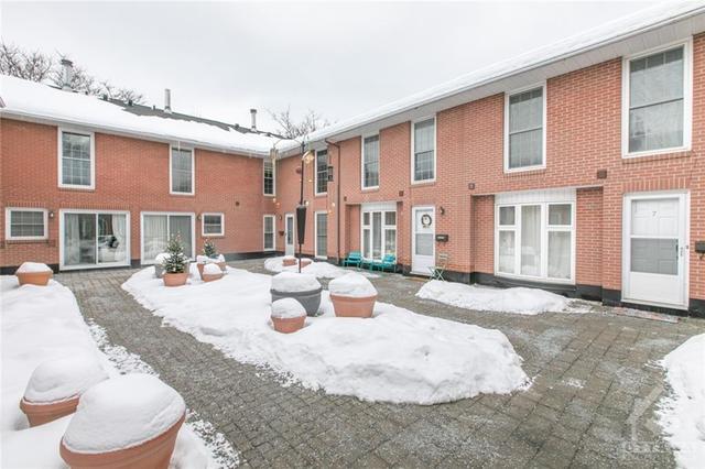 5 - 319 Mackay Street, Townhouse with 3 bedrooms, 2 bathrooms and 1 parking in Ottawa ON | Image 2