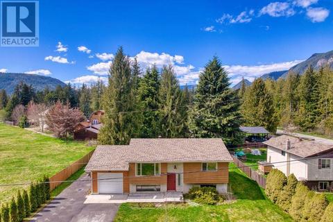 1414 Green Road N, House detached with 3 bedrooms, 1 bathrooms and 6 parking in Sicamous BC | Card Image