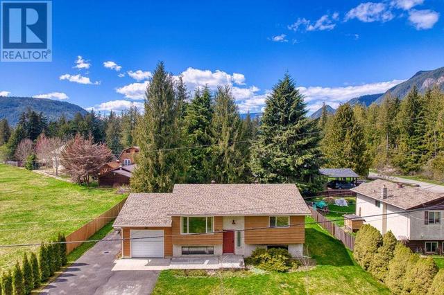 1414 Green Road N, House detached with 3 bedrooms, 1 bathrooms and 6 parking in Sicamous BC | Image 1