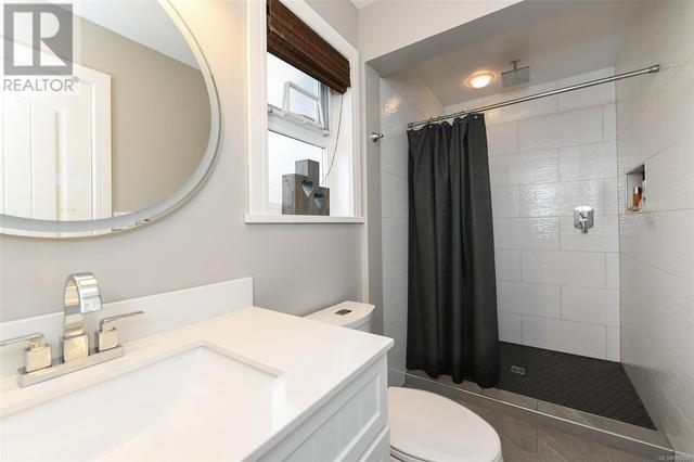 Ensuite w/double sinks | Image 35