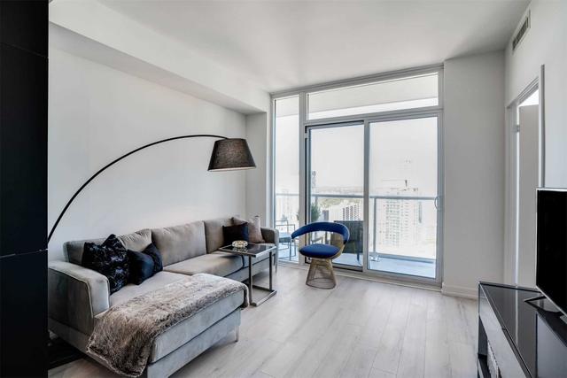 2404 - 33 Helendale Ave, Condo with 1 bedrooms, 1 bathrooms and 0 parking in Toronto ON | Image 2