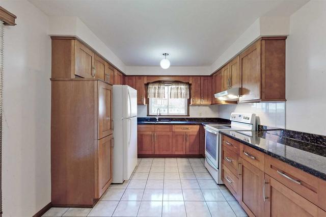 32 Graham Cres, House attached with 3 bedrooms, 3 bathrooms and 4 parking in Markham ON | Image 2