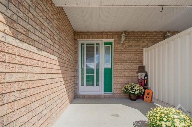 74 Rowan Drive, Home with 3 bedrooms, 2 bathrooms and 3 parking in South Dundas ON | Image 3